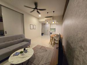 una sala de estar con un sofá y una mesa en Cozy Ridge Stay KL East Mall Residence Tower, en Kuala Lumpur