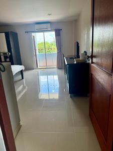 an empty room with a kitchen and a window at บ้านทรัพย์มงคล in Ban Nua Khlong