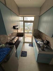 Η κουζίνα ή μικρή κουζίνα στο Modern, Spacious & Minimal 2BHK Apartment