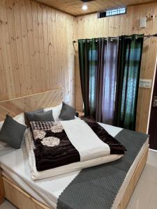 Кровать или кровати в номере Shreyaksh Chopta Valley Resort