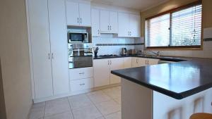 Η κουζίνα ή μικρή κουζίνα στο Canberra Stylish Retreat