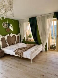 Postel nebo postele na pokoji v ubytování Katerina's House + 24 fotografií