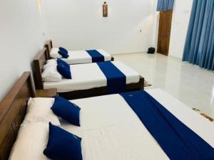 Giường trong phòng chung tại Kurulu Uyana Holiday Resort