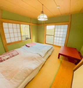 Postel nebo postele na pokoji v ubytování THE LOOKOUT KUSATSU - Vacation STAY 90962v + 30 fotografií