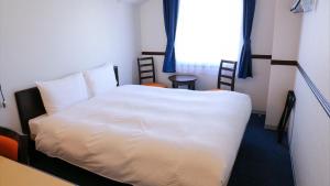 Giường trong phòng chung tại Toyoko Inn Shin-osaka Higashi-mikuni Ekimae