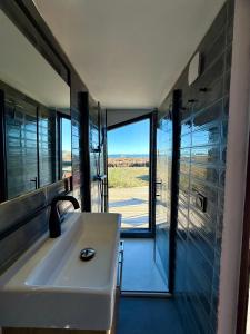 La Cabane du Pêcheur, Clim et bord d'étang! في بيرول: حمام مع حوض ودش مع نافذة