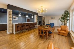 een woonkamer met een tafel en een bar bij Loft me - Entre art deco et loft à l'americaine in Périgueux