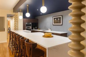 een keuken met een groot eiland met een kom erop bij Loft me - Entre art deco et loft à l'americaine in Périgueux