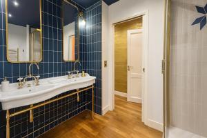 een badkamer met een wastafel en een spiegel bij Loft me - Entre art deco et loft à l'americaine in Périgueux