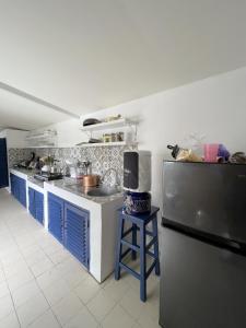 Η κουζίνα ή μικρή κουζίνα στο Sanjaya by Suasana Villa