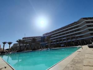 una gran piscina frente a un gran edificio en Tolip Resort El Galala Heights, en Ain Sokhna