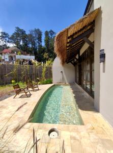 Бассейн в Lotus by Suasana Villa или поблизости