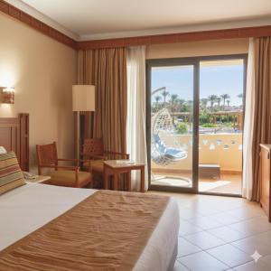 Giường trong phòng chung tại Romance Regency Club