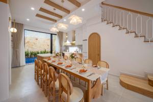 Khu vực ghế ngồi tại Entire Villa near Han Bridge-Vincom-3 min to beach