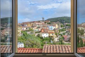 Cảnh núi rừng hoặc tầm nhìn ra núi từ nhà nghỉ dưỡng