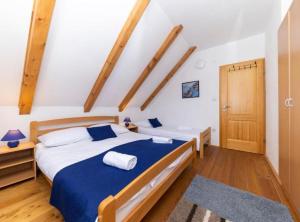 una camera da letto con due letti e pavimento in legno di Lovinac Spa by Režek a Lovinac Altre 20 foto