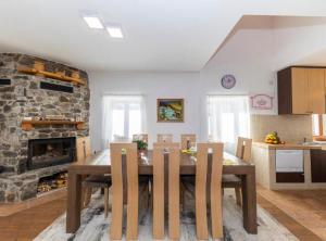 una cucina e una sala da pranzo con tavolo e camino di Lovinac Spa by Režek a Lovinac