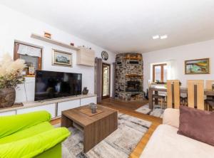 un soggiorno con un divano verde e un tavolo di Lovinac Spa by Režek a Lovinac