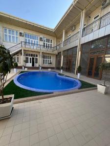 サマルカンドにあるHotel Global Starの建物の前の大きなプール