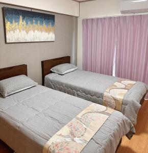 a room with two beds and a window at HYGGE HOUSE Tabibitonoie - Vacation STAY 61161v in Kashiwa