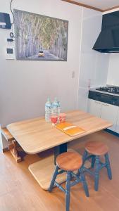 Una cocina o cocineta en HYGGE HOUSE Tabibitonoie - Vacation STAY 33509v 6 fotos más