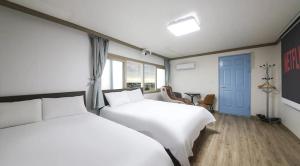 Ένα ή περισσότερα κρεβάτια σε δωμάτιο στο Top Island Hotel