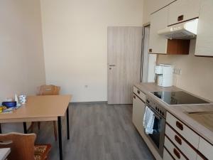 Pension am Bahnhof Mühlhausen في مولهاوزن: مطبخ بطاولة وقمة كونتر