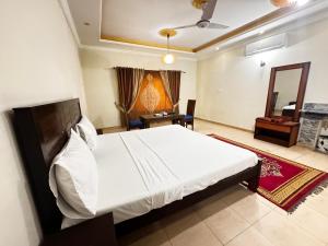 Postel nebo postele na pokoji v ubytování Mashal Guest House Islamabad