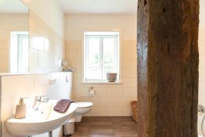 Koupelna v ubytování Ahrentschildt's Ferienwohnung im Reetdachhaus + 51 fotografií