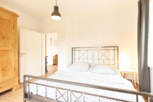 Postel nebo postele na pokoji v ubytování Ahrentschildt's Ferienwohnung im Reetdachhaus