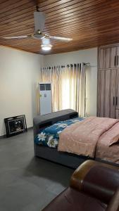 Ένα ή περισσότερα κρεβάτια σε δωμάτιο στο Charisma Guest House