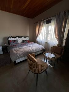 Ένα ή περισσότερα κρεβάτια σε δωμάτιο στο Charisma Guest House