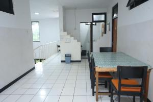 a dining room with a table and chairs at Villa Gunung By ARBA in Pasakon 1