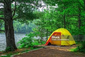 Naturlandskabet i nærheden af campingpladsen