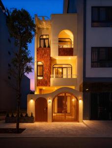 Tòa nhà nơi biệt thự tọa lạc