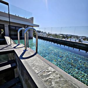 Bazén v ubytování Penthouse paradise getaway 300m to the beach nebo v jeho okolí