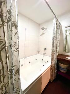 Ένα μπάνιο στο Sumedha Elegance Near Medanta hospital Gurugram