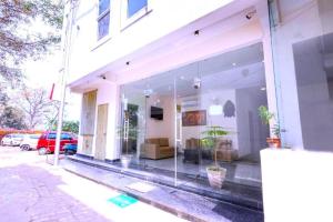 Hotel Ganga Ashoka- 100m from Ganga Ghat في ريشيكيش: واجهة متجر بنافذة زجاجية في الشارع