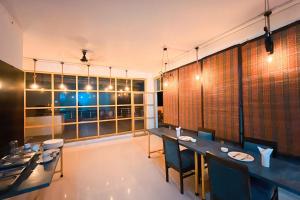 Hotel Ganga Ashoka- 100m from Ganga Ghat في ريشيكيش: غرفة طعام مع طاولة طويلة وكراسي