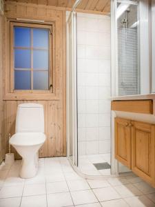 a bathroom with a toilet and a shower at Geilolia Hyttetun in Geilo +27 photos