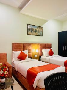 Ένα ή περισσότερα κρεβάτια σε δωμάτιο στο Sumedha Elegance Near Medanta hospital Gurugram +21 φωτογραφίες