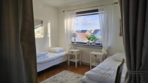 House near the sea and town centre in Skärhamn SE09107 في Nordvik: غرفة صغيرة بها سريرين ونافذة