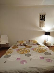 Кровать или кровати в номере Studio en rez de jardin , vue montagne