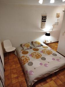 Кровать или кровати в номере Studio en rez de jardin , vue montagne