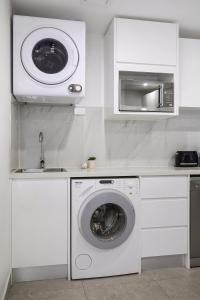 Imagen de la galería de Semi Attached House, en Holroyd