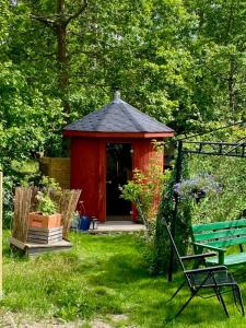 Cottage By The Sea On Djurö في Djurhamn: شرفة حمراء في وسط فناء