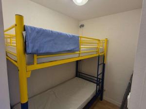 a yellow bunk bed with a blue sheet on it at Confortable appartement 4 personnes avec balcon, parking à Stella Plage - FR-1-236-173 in Stella-Plage