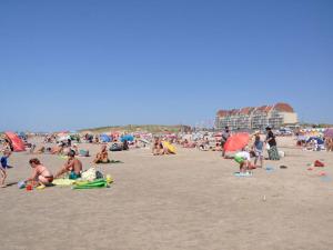 a large group of people on the beach at Confortable appartement 4 personnes avec balcon, parking à Stella Plage - FR-1-236-173 in Stella-Plage