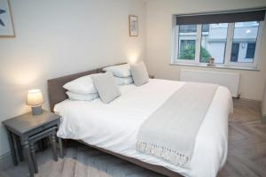 Ένα ή περισσότερα κρεβάτια σε δωμάτιο στο Dolphin View New Quay