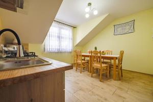 Η κουζίνα ή μικρή κουζίνα στο Pokoje gościnne Skwarek